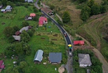 Se asfaltează pentru prima dată drumul comunal din Poiana Botizii (FOTO)