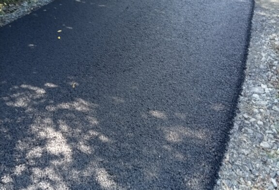FOTO – Strat de asfalt pe Petrova-Bârsana